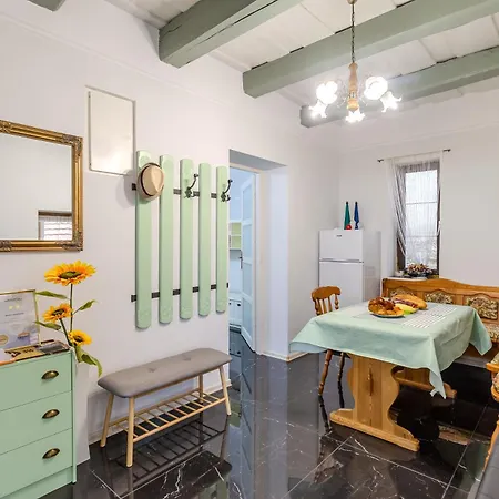 Сasa de vacaciones Nora 2br & Garden - Happy