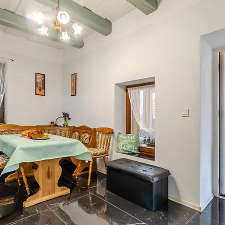 Сasa de vacaciones Nora 2br & Garden - Happy